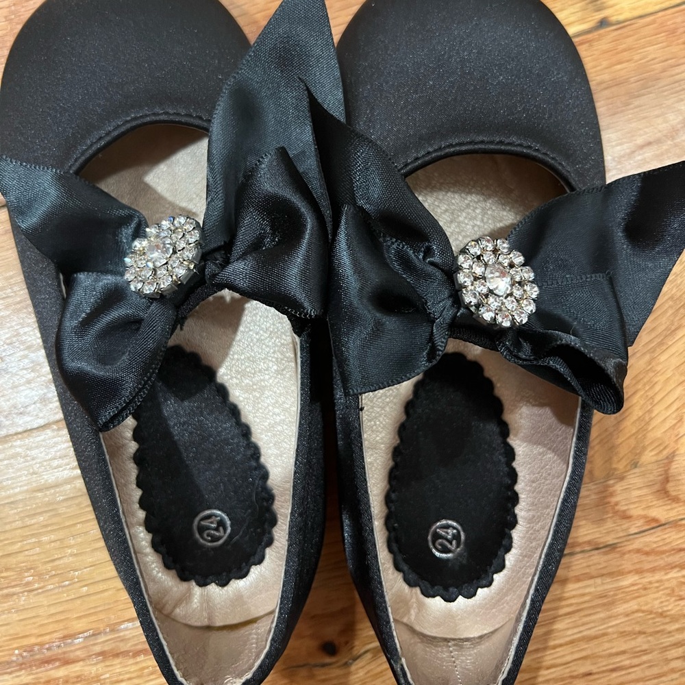 Black dress shoes with bow and rhinestone embellishment size 24 infant